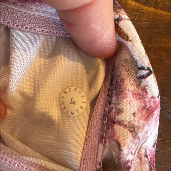 Lululemon Athletica Tracker Shorts in Blossom Spritz. Size 4. EUC. - Picture 11 of 11